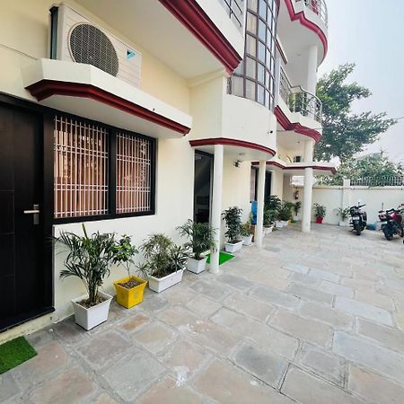 Log Inn Banaras Варанаси Екстериор снимка