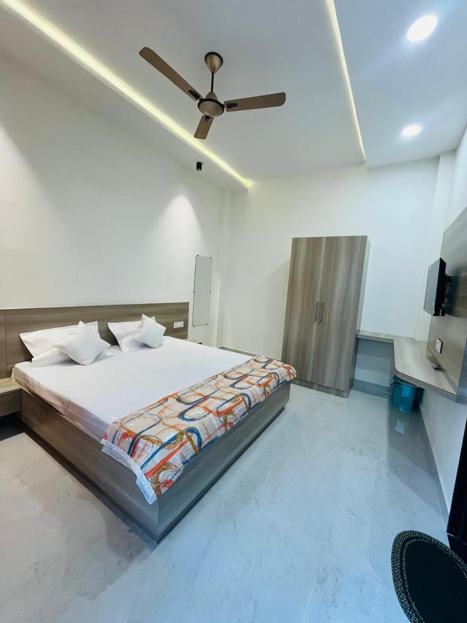 Log Inn Banaras Варанаси Екстериор снимка