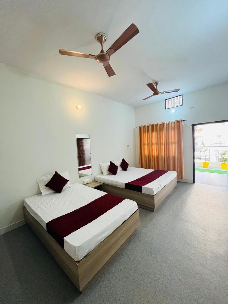 Log Inn Banaras Варанаси Екстериор снимка